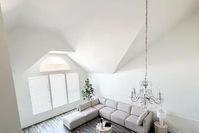 Bright High-Ceiling Getaway Near Snowbird & Alta