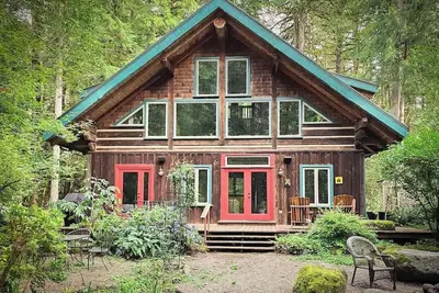 Image de Riverfront Bungalow w/ Riverfront Hot Tub & Loft