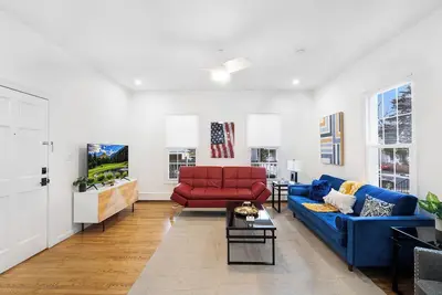 Image de 2+ Br Clean, Classy, Convenient Montclair apartment. Walk to restaurants, train