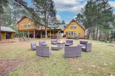 Image de Private & Spacious Lakefront Home in Memphis!