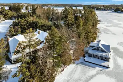 6 bed 6 bath cottage on Lake Joseph