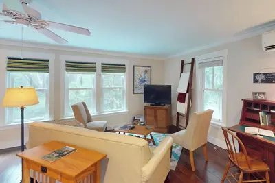 Steps to Riverfront: Dtwn Bluffton Studio!