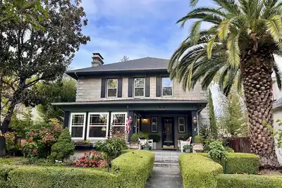 Image de Friedberger Manor - Enjoy Downtown Elegance - 3b/2. 5ba, Parlor, Porch & Garden