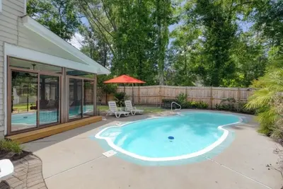 Image de Poolside Palmetto Retreat-Charleston 3 BRs, Sleeps 10, Game Room & Outdoor Oasis