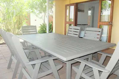 Image de 5br Mooloolaba Coastal Home · Quiet Street, Walk to Beach
