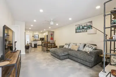 Image de Condo by the Domain and Downtown with Pool, Luxe Beds, Stocked Kitchen, Dog Park & Covered Patio
