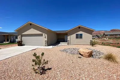 Image de Family home In Kanab near Nat'l Parks with hot tub, sleeps 8!