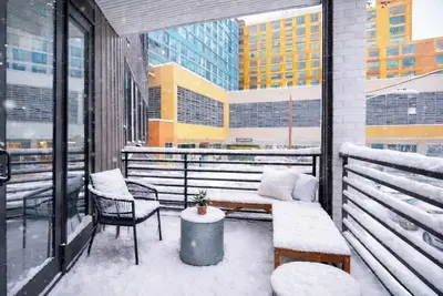 Image de Sleeps 7/Steps to Met/2 King Bd 2 Bath/Garage Parking/Balcony/Gym