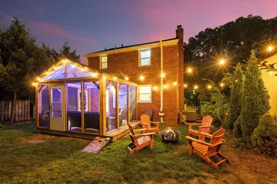 Image de Stylish 3bedr •Family Retreat • Firepit • Ev • 10 min to the Metro • Fenced Yard