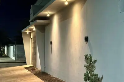 Image de 1. 8km from the city center, private patio, garage for 2 cars.