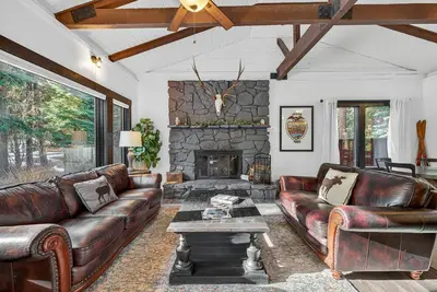 Image de Rio River Lodge- Riverfront home in McCall with sauna, hot tub, game room