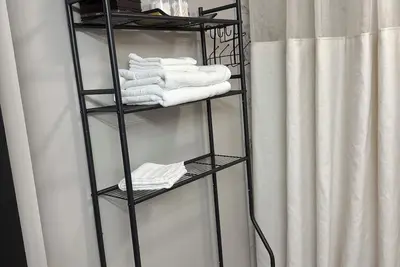 Image de Ted’s Place. Luxury 5-bedroom house in Rockingham. Premium Home. Rare find.