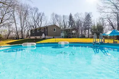 Image de Shadowpeak Retreat, Riverfront, Hot Tub, Sauna and more