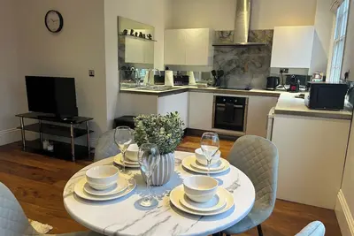 Image de Tavistock House-Parking-Sleeps 7-Central