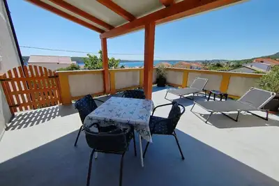 Image de Appartement d'une chambre avec la terrasse et la vue sur le mer Barbat, Rab (A-25045-b)