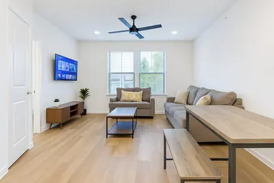 Image de Cozy & Chic - Worker Friendly w/ Gym Pool & Lndry