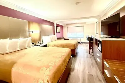 Image de Family-Friendly Suite Near Six Flags | Spacious, Conveniently Near Universal