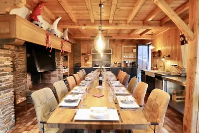 Image de Beau chalet rénové avec poêle, billard & sauna