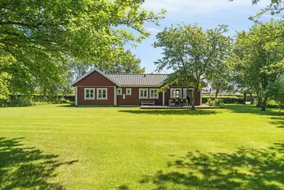 Image de Bright beach house near sea and outdoor living