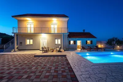 Image de Grande villa avec piscine, cadre champêtre