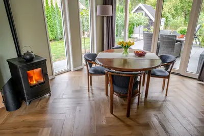 Image de Enjoy a relaxing stay in this bright, modern vacation home in Spier. With stylish interiors, a cozy living area with a wood-burning stove, and a private garden and terrace, it’s ideal for couples or families exploring Dwingelderveld National Park.