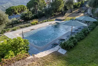 Image de La Villa Santincielo est un endroit merveilleux pour passer tes vacances en famille ou avec un groupe d'amis. Cette propriété bénéficie d'une vue panoramique sur le golfe de Tigulio. Elle dispose de 2 belles maisons indépendantes qui partagent un ma