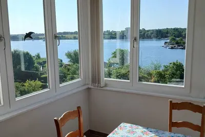 Image de Comfortable vacation apartment on waterfront property with lake view and boat mooring