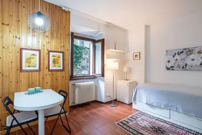Image de Nice studio apartment located on the ground floor of a residential building with a shared garden (where you can park bicycles). Please note: it is not possible to park just outside the house. The closest parking (not guaranteed) is located in Via Prudenzi