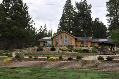 Image de Luxury Cabin Rental with a Fire Pit in Coulterville, California