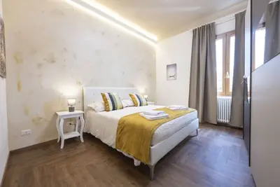 Image de Cozy apartment in the historic center of Siena, located in the Contrada del Leocorno. It can accommodate up to 6 guests with two double bedrooms and a room with a bunk bed and desk. Equipped with a fully equipped kitchen, Wi-Fi, Tv, washing machine, linen