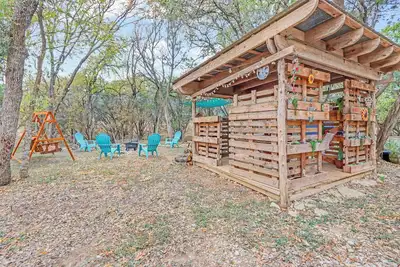 Image de Wild Rhodes | Playful Wimberley Home Near Square, Fire Pit & Outdoor Spaces
