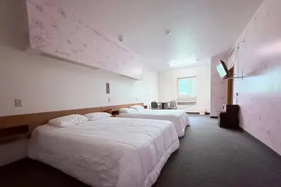 Image de Four Charming Royal-Style Rooms Perfect for Road Trips + Free Parking