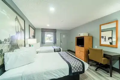 Image de 2 Accommodations | Great Value Stay in Snyder, Tx | 2 Queen Beds w/ Kitchenette