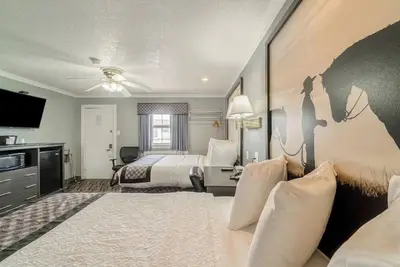 Image de 2 Accommodations | Near Heritage Village Attraction + Free Parking | 2 Queen Bed