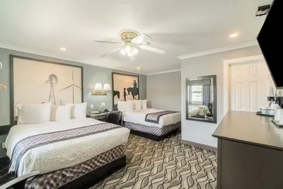 Image de 3 Accommodations Available Near Sammy Baugh Golf Course With Free Parking Access