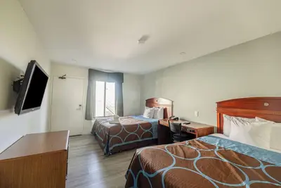 Image de 3 Rooms - Relax in Styled 2 Queen Beds Room with Route 66 Memorabilia