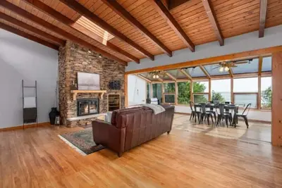 Image de Cozy Lakehouse in Altoona- Firepit, Theater, Gym
