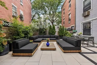 Image de New: Prime Williamsburg Luxe Condo & Huge Backyard
