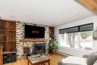Image de Le Longhorns Lodge | Spa & Bbq 4Saisons | Bureau | Mont Ste-Anne | Foyer in&ext
