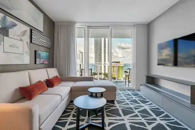 Image de Across from the Beach! 2-Bedroom Ocean View Unit