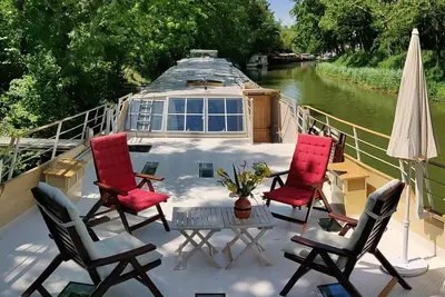 Image de Péniche Haricot Noir sur le Canal du Midi avec terrasse privative sur l'eau