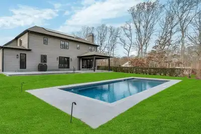 Image de Bridgehampton private home, spacious modern design with pool, media & game. . .