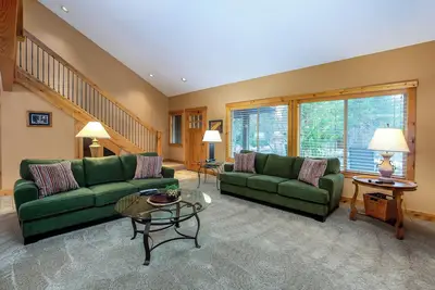Image de Thru09-Contemporary Sunriver Getaway with Ac, Hot Tub