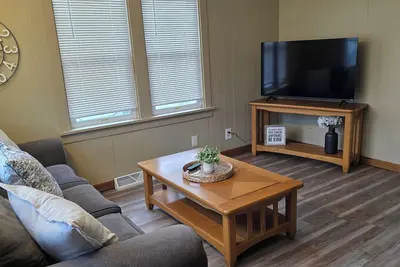 Image de Cozy 3-bedroom house in welcoming Dixon with lots of room for the whole family.