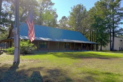 Image de Private Indoor Pickleball Lodge - Sleeps 14, Gym, Firepit & Playground