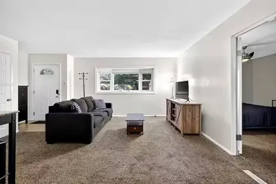 Image de Cozy, Convenient, Centrally Located Newark Rancher