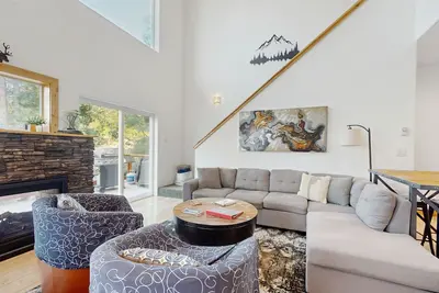 Image de Updated dog-Friendly home with private hot tub, views & WiFi