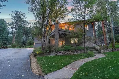 Image de Contemporary Mtn 4 Bdrm  + Hot Tub Close to Usafa