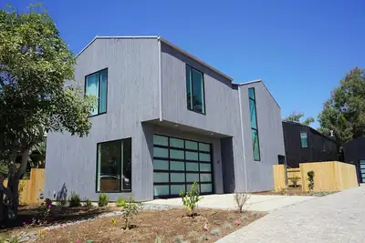 Image de Beautiful new designer 4-bedroom house 1 block from beach and surf in Encinitas