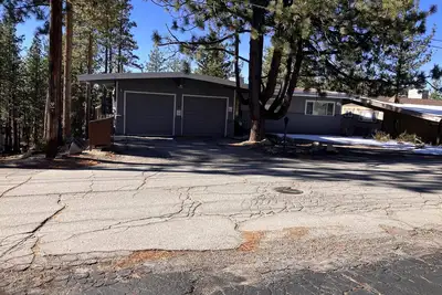 Image de Large Family Ski Chalet blocks to the ski resort